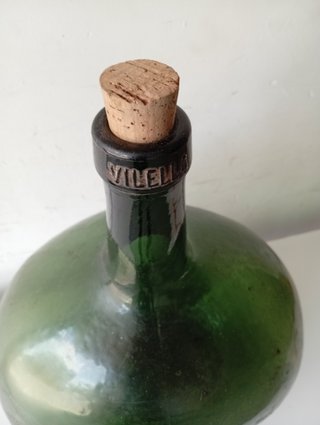 ANTIGUA Y RARA DAMAJUANA DE VIDRIA ACHATADA