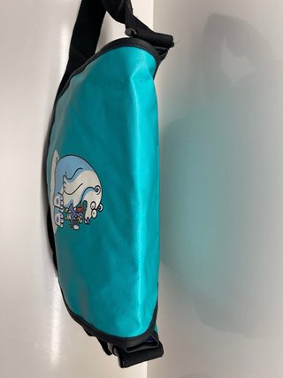 Bandolera Kukuxumusu verde, con Dibujo oso polar