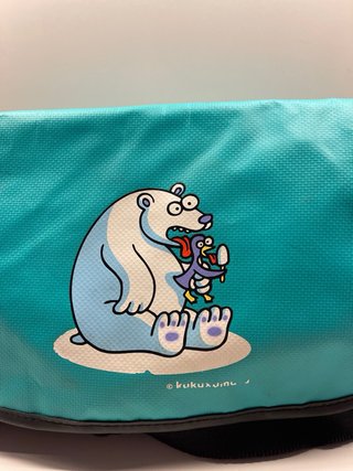Bandolera Kukuxumusu verde, con Dibujo oso polar