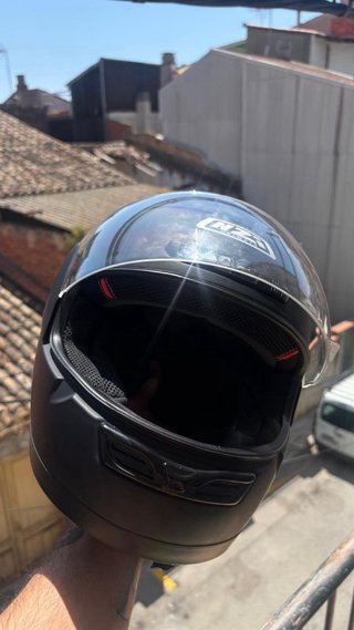 Casco de moto negro integral