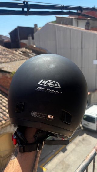 Casco de moto negro integral