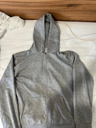 Sudadera gris con capucha