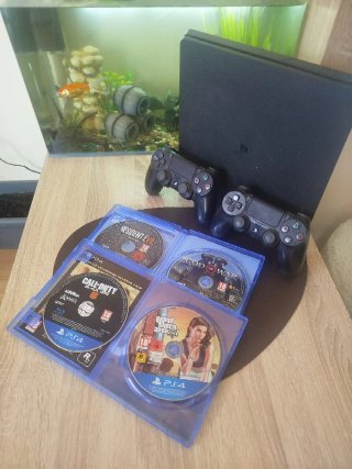 PS4 Nera + 2 Controller + Giochi