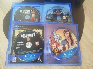 PS4 Nera + 2 Controller + Giochi