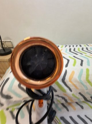 Secador de pelo blanco y dorado
