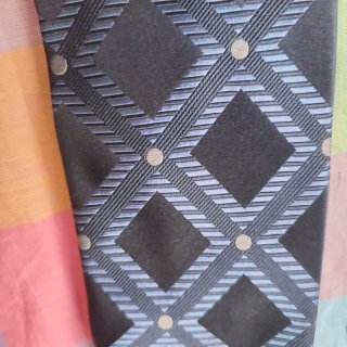 Corbata de seda azul y negra con rombos