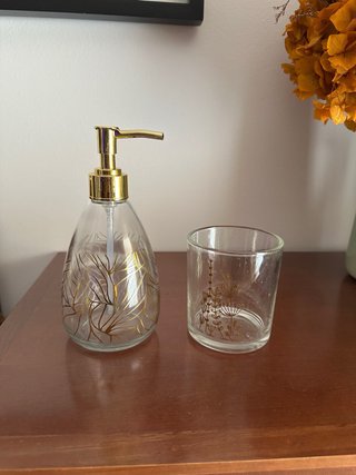 Juego dosificador y vaso baño MGI dorado
