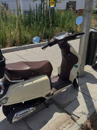 Keeway Zahara 125 cc - Moto Scooter Beige y Marron