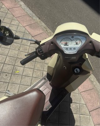 Keeway Zahara 125 cc - Moto Scooter Beige y Marron