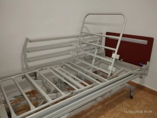 Cama geriátrica ajustable, barandillas y colchón