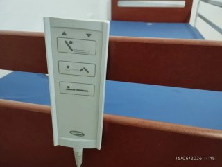 Cama geriátrica ajustable, barandillas y colchón