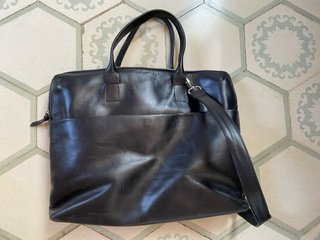 Bolso de cuero negro para portátil