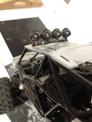 Coche RC todoterreno 4x4 con luces ariba