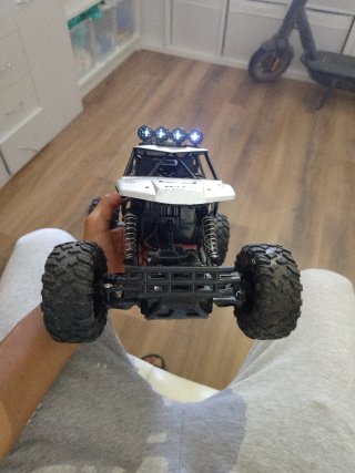 Coche RC todoterreno 4x4 con luces ariba