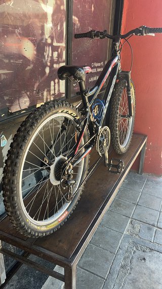 Bicicleta de montaña negra y roja