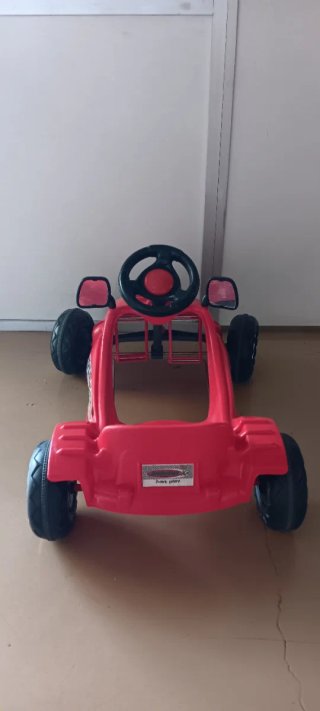 Coche a pedales rojo