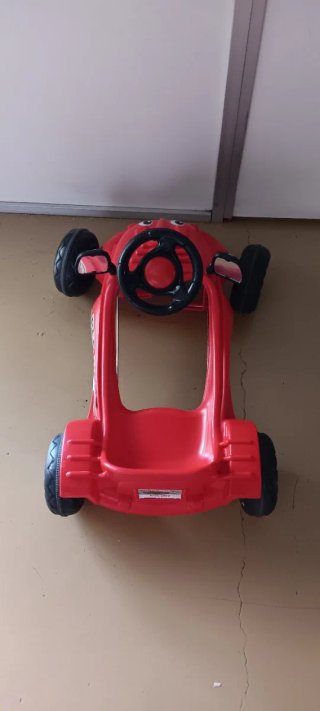 Coche a pedales rojo