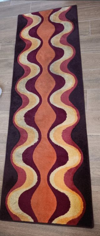 Alfombra de pasillo con diseño ondulado