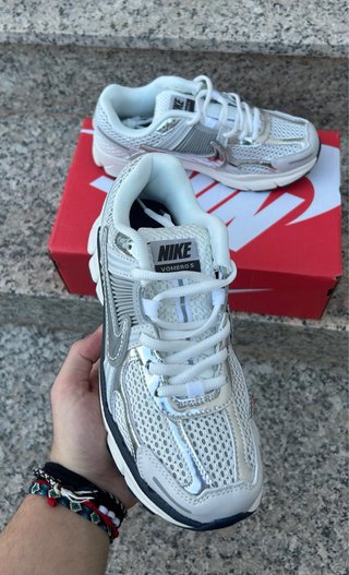 Nike Vomero 5 Plata y Blanco