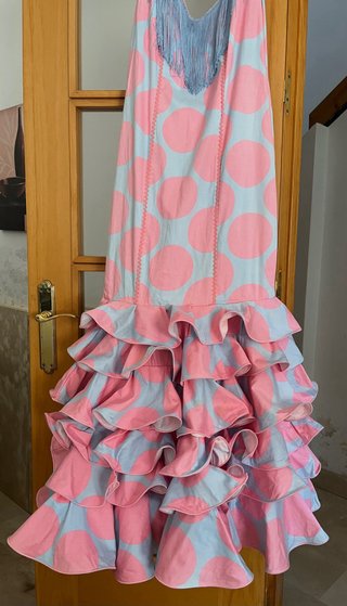Elegante traje de flamenca lunares