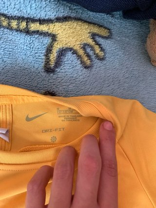 Camiseta deportiva Nike amarilla