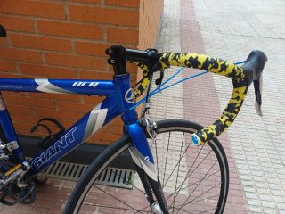 Bici de carretera Giant azul