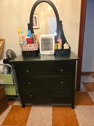 Mueble de madera oscuro