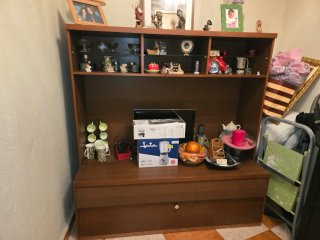 Mueble de madera oscuro