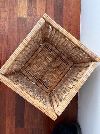 Caja de mimbre beige y marrón