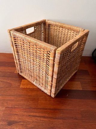 Caja de mimbre beige y marrón