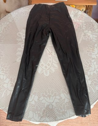 Pantalones de cuero negros con cremallera
