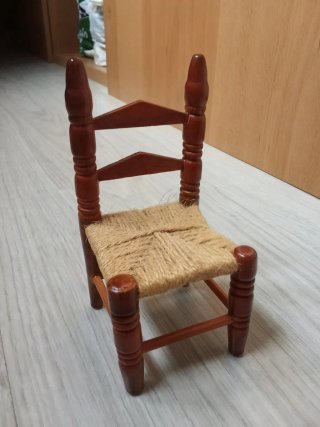 Silla de madera y yute hecha a mano