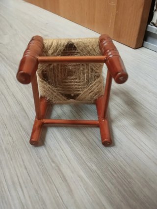 Silla de madera y yute hecha a mano