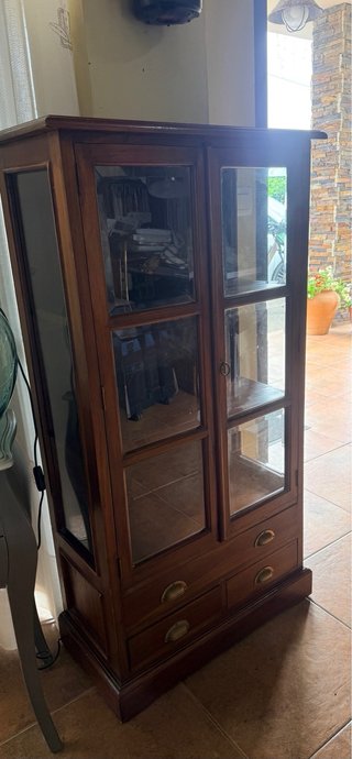 Vitrina de madera con cristales