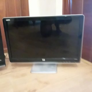 Tres Monitores HP y LG Negros/Plateados