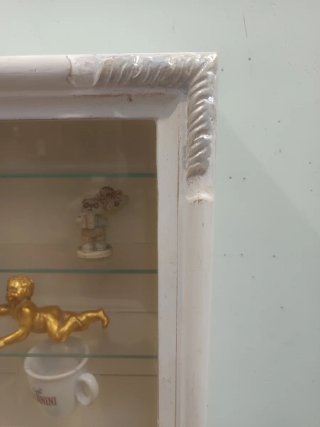 Vetrina bianca con dettagli argento