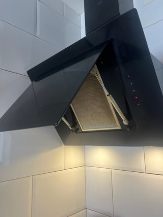Campana extractora negra de cristal templado y met