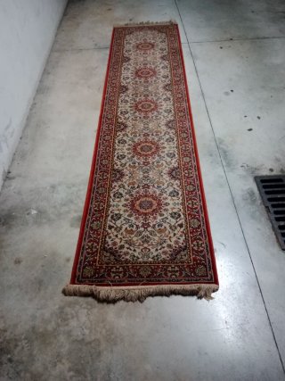 Alfombra de pasillo beige y roja