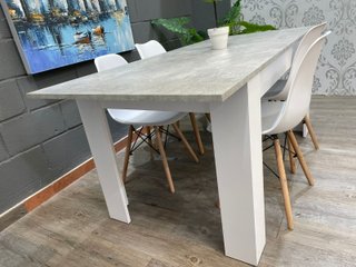Mesa extensible y 4 sillas nórdicas