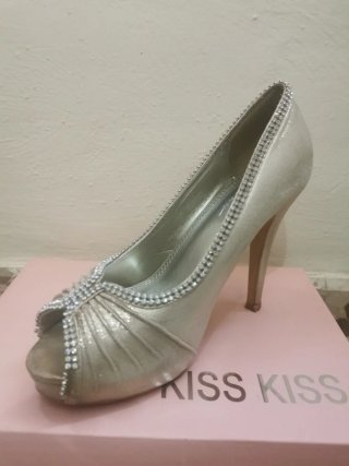 Zapatos de fiesta plateados con pedrería