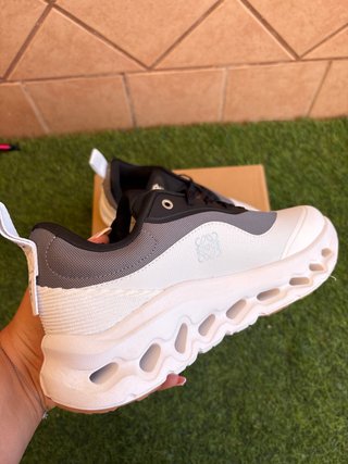 On Running Cloud X Loewe Talla 44 Gris/Blanco