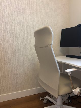Silla de oficina ergonómica beige y blanca