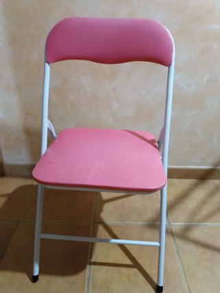 Silla plegable rosa y blanca