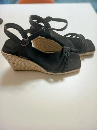 Cuñas negras cómodas con tiras brillantes