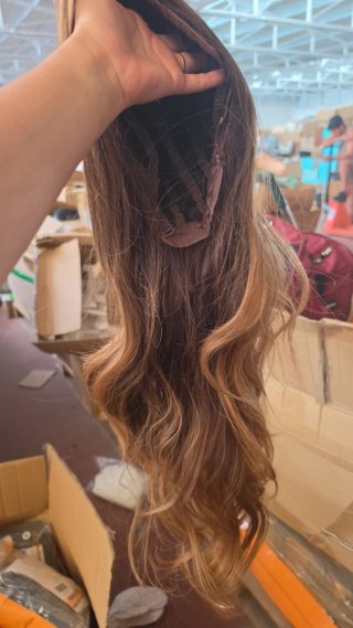 Peluca sintética castaña y dorada