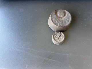 Báscula antigua con pesos