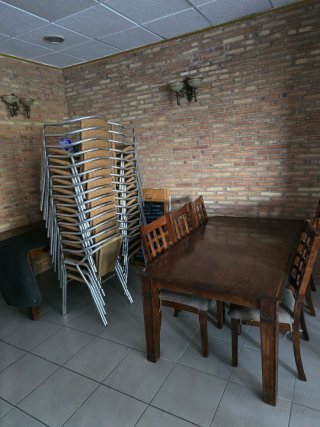 Lote 30 sillas, 7 mesas y 5 taburetes madera