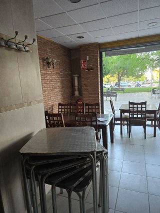 Lote 30 sillas, 7 mesas y 5 taburetes madera
