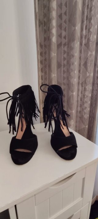 Sandalias de tacón negros con flecos