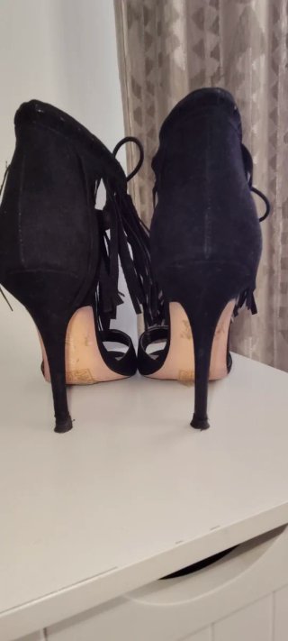 Sandalias de tacón negros con flecos